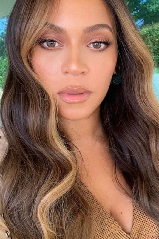 Voorbeeld van een brunette met karamelkleurige face-framing highlights