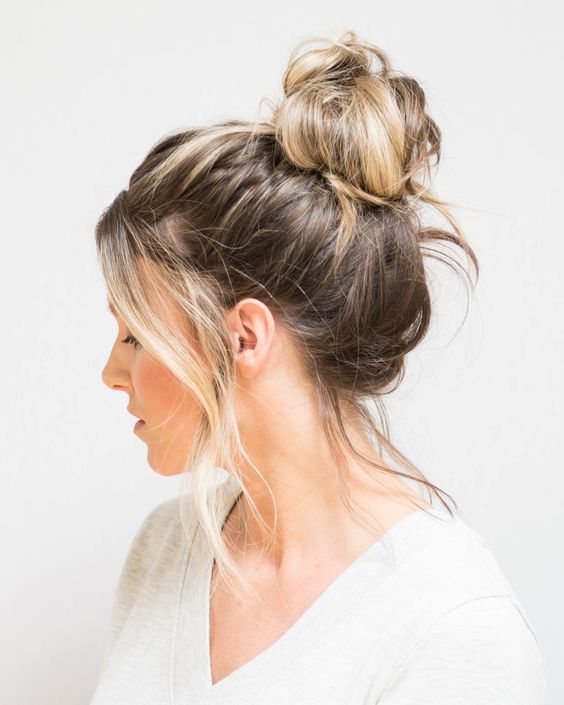 Voorbeeld van een messy bun in donkerblond haar.