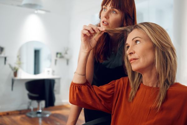 Kapsels voor een lang gezicht: de beste stijlen voor jouw klant